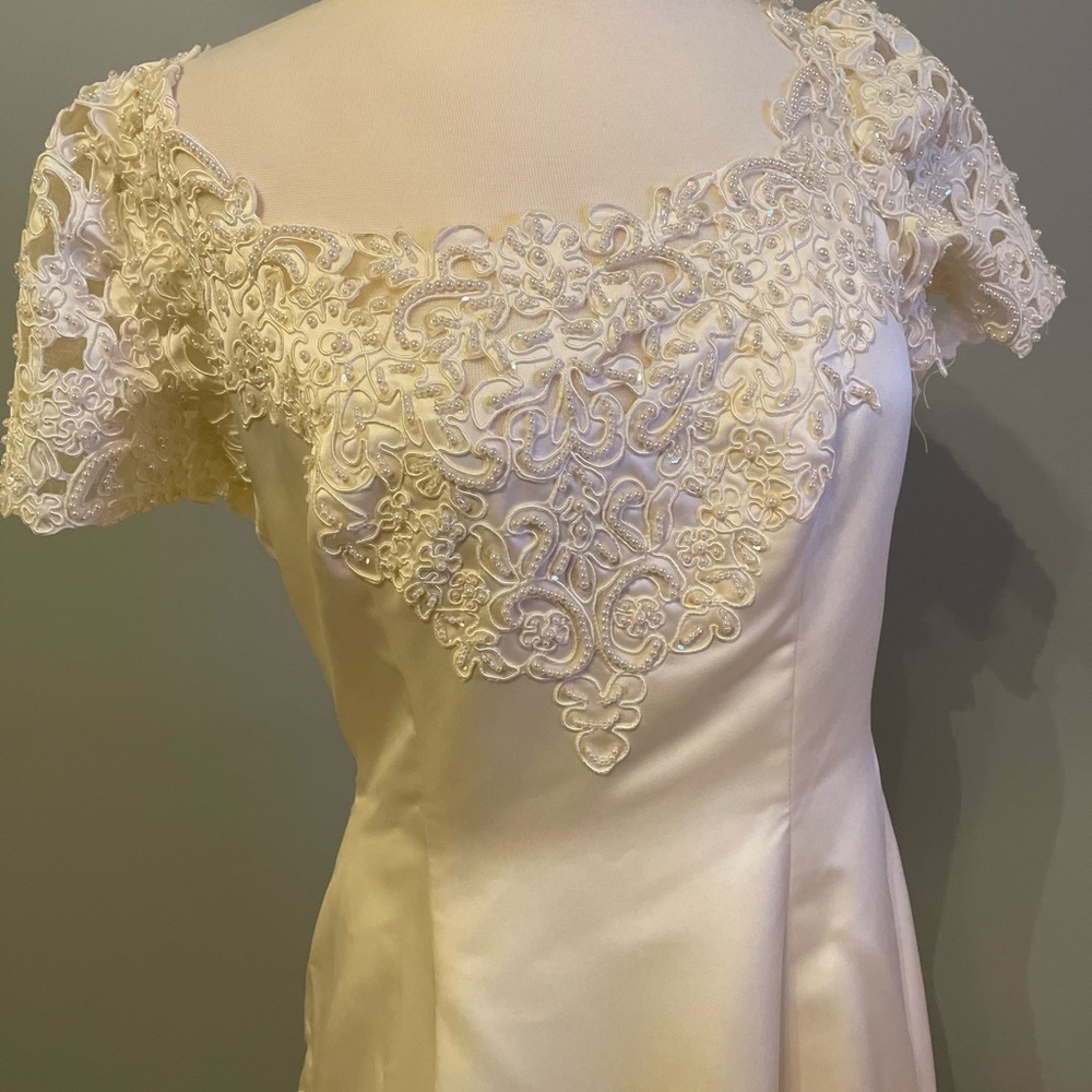 Ivory wedding dress.  Buttons all the way down the back size 16 - Picture 3 of 9